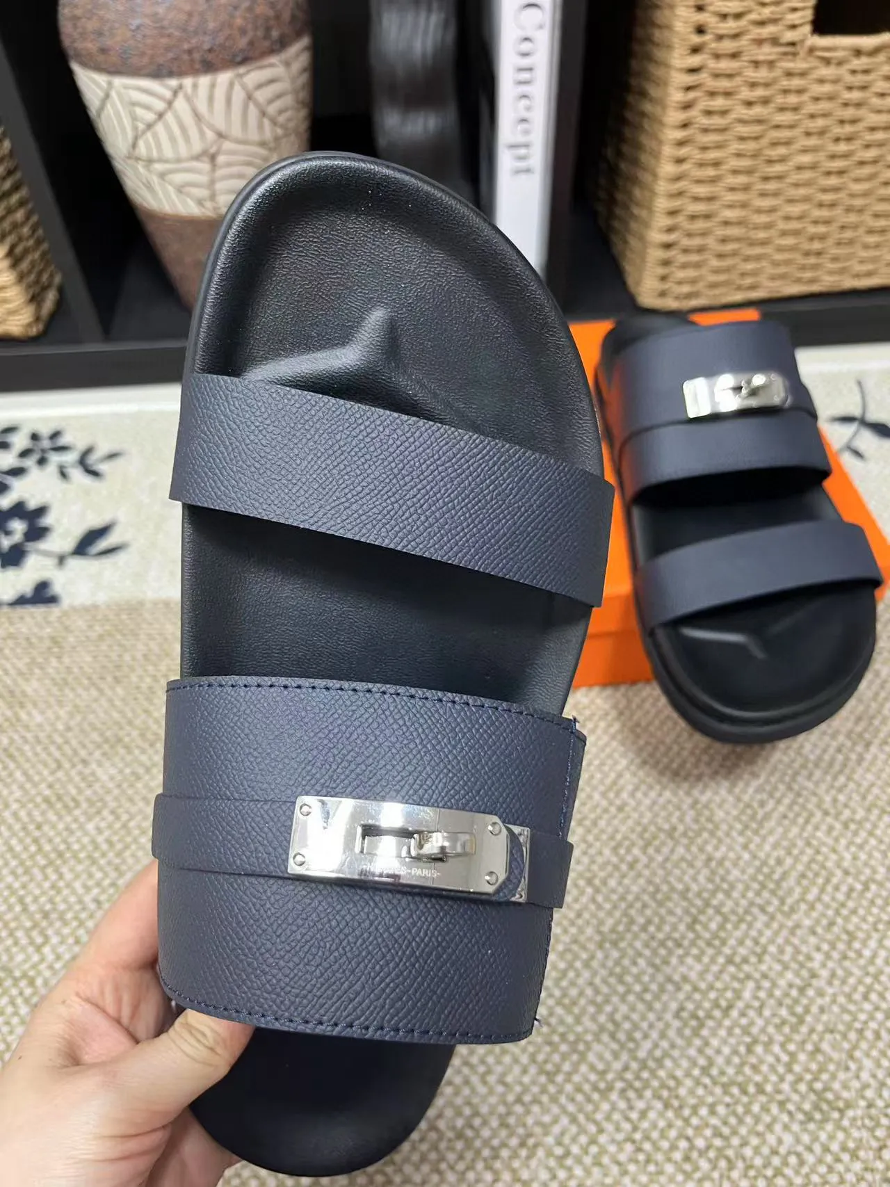 Factory price: 340💰Long-term availability Hermes men's Kazimir slippers for couples - top quality, Hermès woven calfskin functional sandals. The interwoven upper inspired by the "H" iconic pattern creates a casual look, which can be said to be a good companion for summer. Imported cowhide + cowhide lining + TU men's shoes💰Outsole Size: 35-46